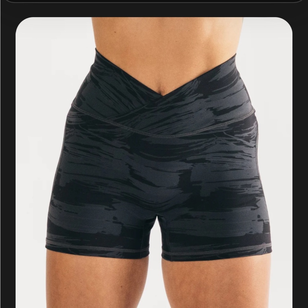 Alphalete Surface Power Shorts in black/gray Camo print - Size XS